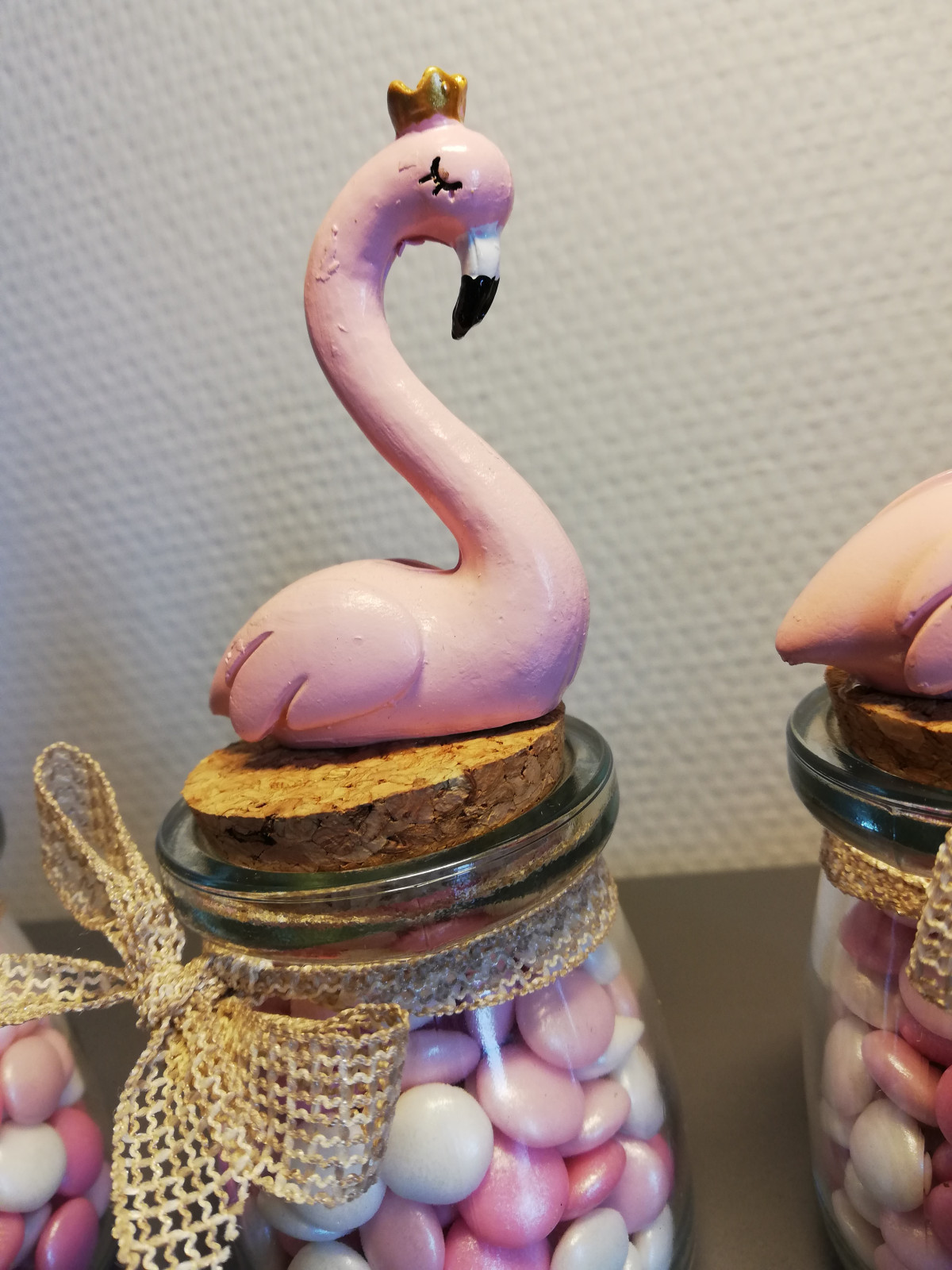Pot en verre avec figurine + mélange de mini rose/blanc + ruban - photo 9