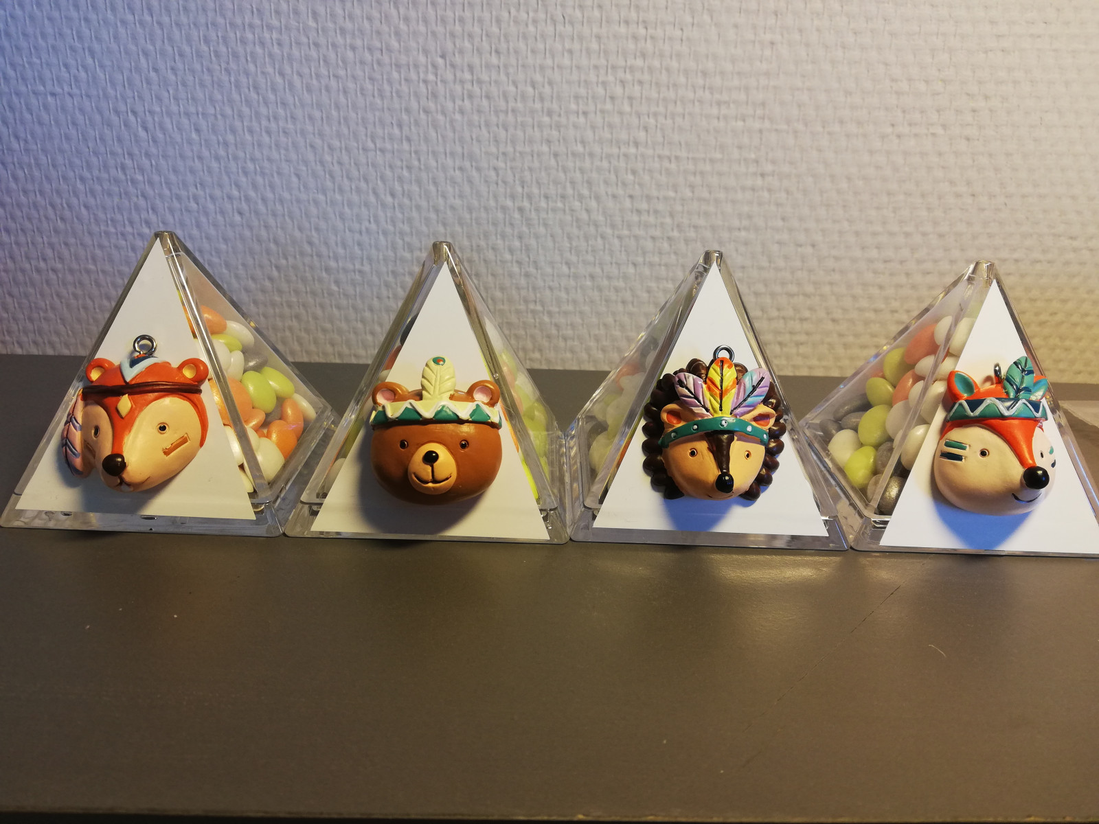 Pyramide pvc + 2 stickers + confetti + figurine - photo 7
