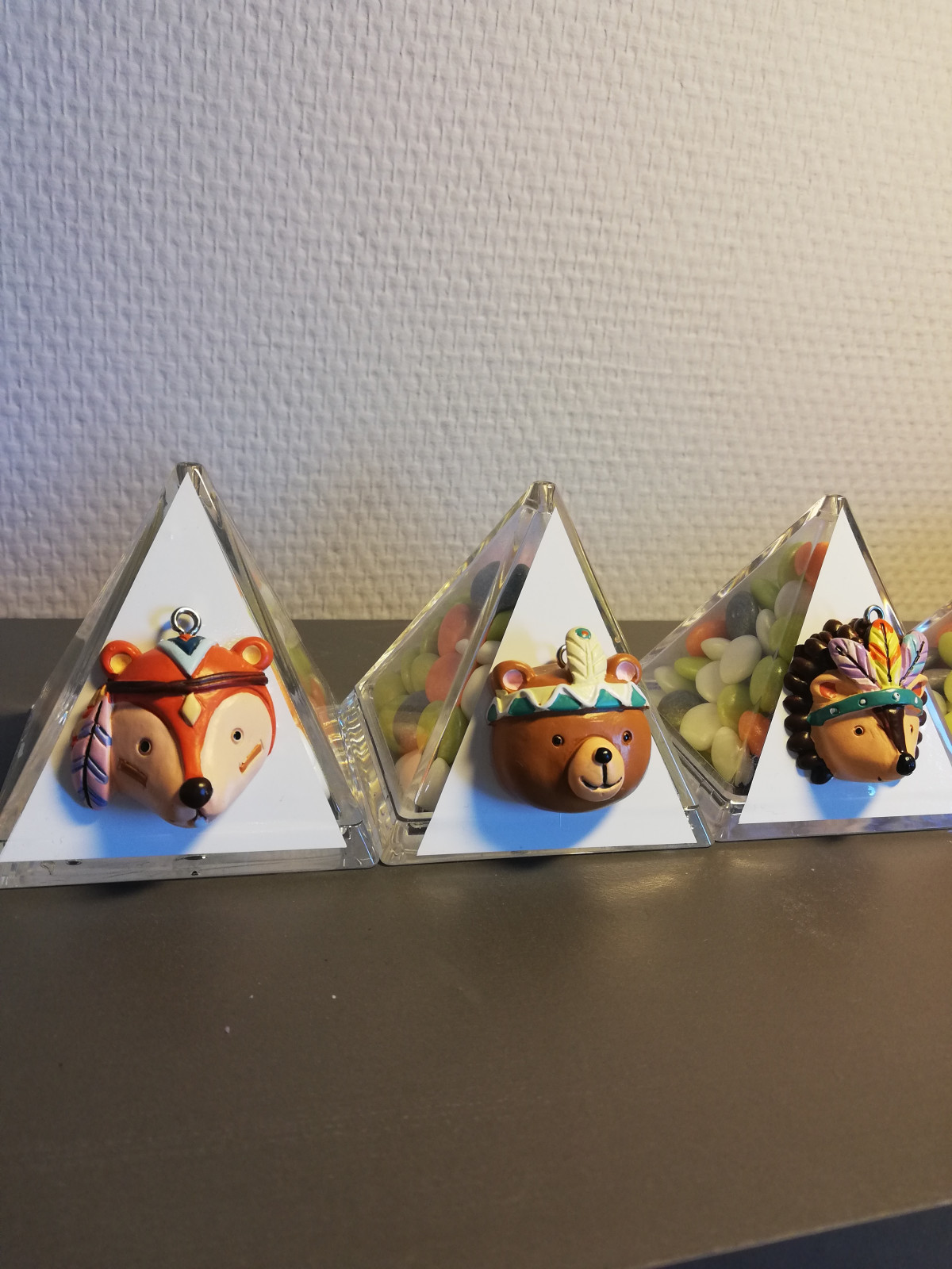 Pyramide pvc + 2 stickers + confetti + figurine - photo 9