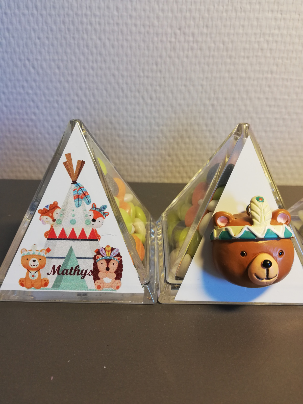 Pyramide pvc + 2 stickers + confetti + figurine - photo 6
