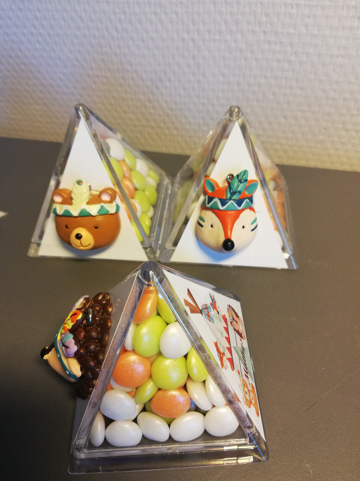 Pyramide pvc + 2 stickers + confetti + figurine - photo 10