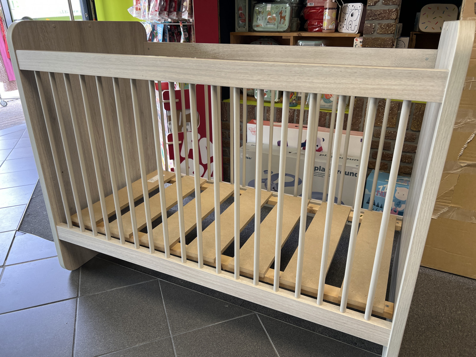 Lit en bois evolutif avec longerons + table de nuit - photo 6