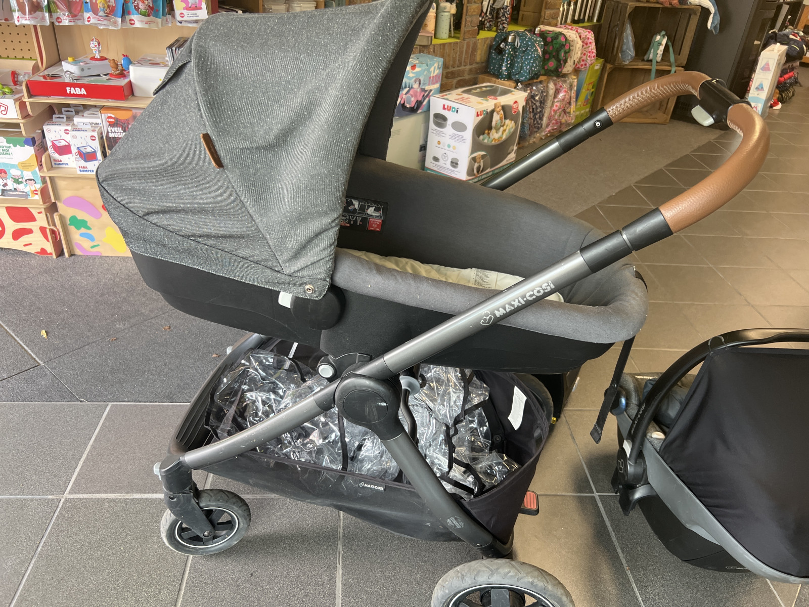 Poussette bébé confort grise trio + base isofix - photo 7