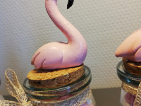 Pot en verre avec figurine + mélange de mini rose/blanc + ruban - photo 15